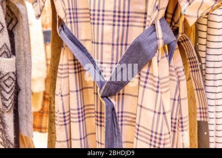 Der Vintage-Stil der Damenbekleidung, die am Gestell im BluePort Einkaufszentrum Hua hin, Thailand, aufgehängt wurde 25. Februar 2019 Stockfoto