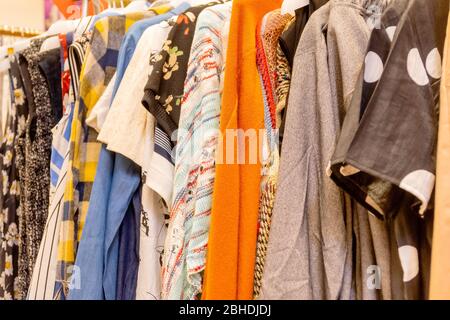 Der Vintage-Stil der Damenbekleidung, die am Gestell im BluePort Einkaufszentrum Hua hin, Thailand, aufgehängt wurde 25. Februar 2019 Stockfoto