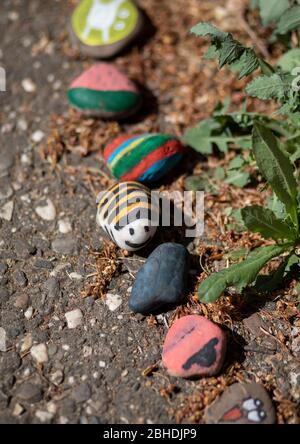 Von Childs bemalte Steine in Deutschland, Köln Stockfoto