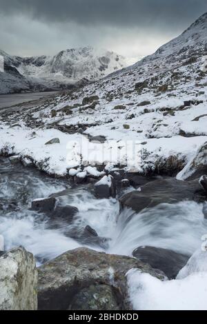 Llanberis und das Ogwen Valley unter Winterbedingungen, Snowdonia, Wales, Großbritannien. Stockfoto