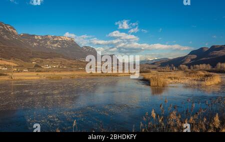 Kalterer See an der Südtiroler Weinstraße bei Bozen, Italien, Europa. Winterlandschaft Kalterer See Stockfoto