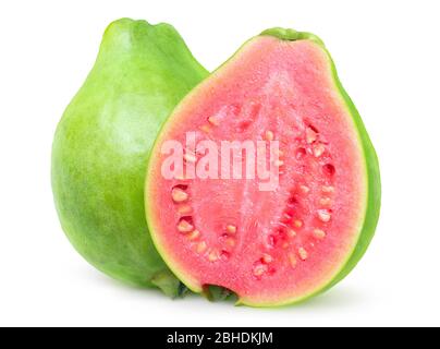 Isolierter grüner Guave. Eine ganze Guava-Frucht und ein rosa fleischig halb isoliert auf weißem Hintergrund Stockfoto