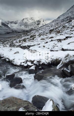 Llanberis und das Ogwen Valley unter Winterbedingungen, Snowdonia, Wales, Großbritannien. Stockfoto