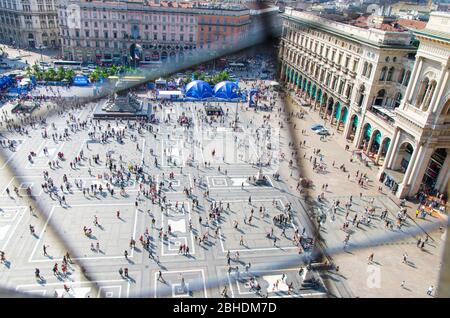 Mailand, Italien, 9. September 2018: Menschenmenge auf der Piazza del Duomo in der Nähe der Galerie Vittorio Emanuele II im historischen Zentrum, Blick von oben vom Dom von Mailand Stockfoto