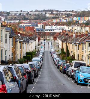 Steil abfallende Straße in Southville Bristol UK mit Blick auf Cliftonwood Royal York Crescent und die Hängebrücke in Clifton Stockfoto