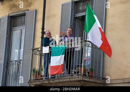 Turin, Italien. April 2020. TURIN, ITALIEN - 25. April 2020: Die Leute singen das Lied "Bella Ciao" von ihrem Balkon als Teil des Flash Mob, um den Tag der Befreiung zu feiern. Am 25. April ist der Tag der Befreiung (Festa della Liberazione), der die Befreiung Italiens von den nazis und Faschisten und das Ende des Zweiten Weltkriegs für Italien markiert. Die wiederkehrende Fackelprozession und Demonstration werden aufgrund der COVID19-Beschränkungen nicht gefeiert. (Foto: Nicolò Campo/Sipa USA) Quelle: SIPA USA/Alamy Live News Stockfoto