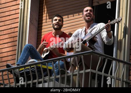 Turin, Italien. April 2020. TURIN, ITALIEN - 25. April 2020: Die Leute spielen Gitarren und singen das Lied "Bella Ciao" von ihrem Balkon als Teil des Flash Mob, um den Tag der Befreiung zu feiern. Am 25. April ist der Tag der Befreiung (Festa della Liberazione), der die Befreiung Italiens von den nazis und Faschisten und das Ende des Zweiten Weltkriegs für Italien markiert. Die wiederkehrende Fackelprozession und Demonstration werden aufgrund der COVID19-Beschränkungen nicht gefeiert. (Foto: Nicolò Campo/Sipa USA) Quelle: SIPA USA/Alamy Live News Stockfoto