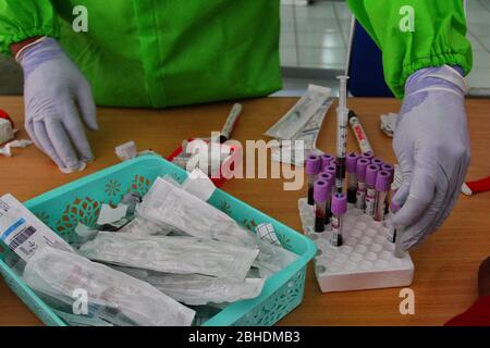 Medizinisches Personal nimmt während eines Schnelltests des Coronavirus COVID-19 für Grabstarbeiter in Yogyakarta Blutproben, 25. April 2020. (Foto von Devi Rahman / INA Photo Agency / Sipa USA) Stockfoto