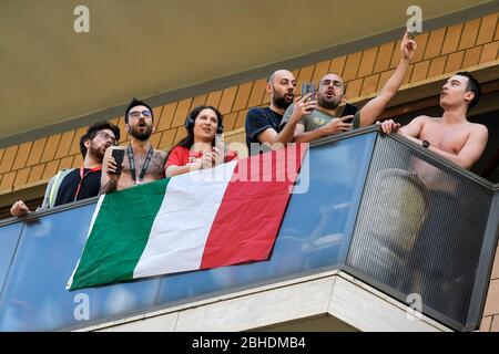 Turin, Italien. April 2020. TURIN, ITALIEN - 25. April 2020: Die Leute singen das Lied "Bella Ciao" von ihrem Balkon als Teil des Flash Mob, um den Tag der Befreiung zu feiern. Am 25. April ist der Tag der Befreiung (Festa della Liberazione), der die Befreiung Italiens von den nazis und Faschisten und das Ende des Zweiten Weltkriegs für Italien markiert. Die wiederkehrende Fackelprozession und Demonstration werden aufgrund der COVID19-Beschränkungen nicht gefeiert. (Foto: Nicolò Campo/Sipa USA) Quelle: SIPA USA/Alamy Live News Stockfoto