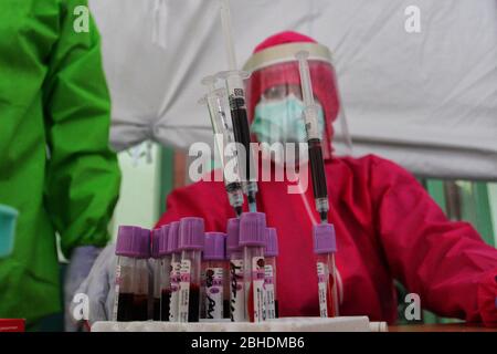 Medizinisches Personal nimmt während eines Schnelltests des Coronavirus COVID-19 für Grabstarbeiter in Yogyakarta Blutproben, 25. April 2020. (Foto von Devi Rahman / INA Photo Agency / Sipa USA) Stockfoto