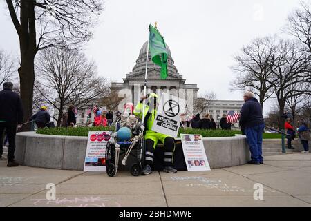 Wisconsiniten versammelten sich im Capitol of Wisconsin Protest gegen sicherere zu Hause Ordnung wegen der Coronavirus Pandemie, um den Staat wieder öffnen zu lassen. Stockfoto