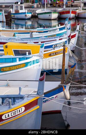 Bunte Segelboote in den kleinen Hafen von La Ciotat, Bouches-du-Rhône, Cote d ' Azur, Provence Frankreich Stockfoto