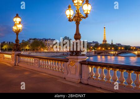 Abendansicht des Eiffelturms von Pont Alexandre III, Paris, Ile-de-France, Frankreich Stockfoto