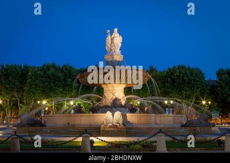 Dämmerung über dem La Rotonde Brunnen in Aix en-Provence, Frankreich Stockfoto