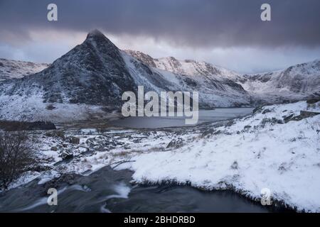 Llanberis und das Ogwen Valley unter Winterbedingungen, Snowdonia, Wales, Großbritannien. Stockfoto