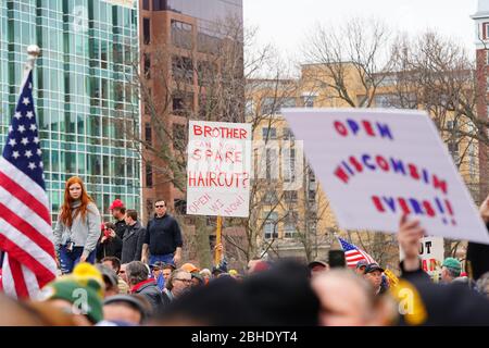 Wisconsiniten versammelten sich im Capitol of Wisconsin Protest gegen sicherere zu Hause Ordnung wegen der Coronavirus Pandemie, um den Staat wieder öffnen zu lassen. Stockfoto