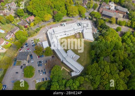 Brentwood, Essex, Großbritannien. April 2020. Luftaufnahmen des Brentwood Community Hospital, das von Armeetruppen erweitert wurde, um die erhöhte Anzahl von COVID-19-Patienten mit Coronavirus in Essex zu bewältigen Quelle: Ricci Fothergill/Alamy Live News Stockfoto