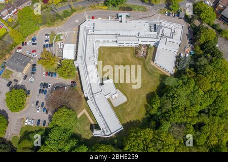 Brentwood, Essex, Großbritannien. April 2020. Luftaufnahmen des Brentwood Community Hospital, das von Armeetruppen erweitert wurde, um die erhöhte Anzahl von COVID-19-Patienten mit Coronavirus in Essex zu bewältigen Quelle: Ricci Fothergill/Alamy Live News Stockfoto