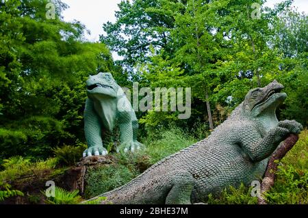 Dinosaurier Modelle in Crystal Palace, London, Großbritannien Stockfoto