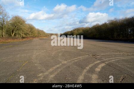 Eine stillgeratende Betonpiste von RAF North Witham, einem ehemaligen Flugplatz aus dem Zweiten Weltkrieg, der sich in Twyford Wood, Lincolnshire, England, befindet. Stockfoto