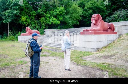 Stone Sphinx steht auf den Resten des alten Crystal Palace im Crystal Palace Park, Sydenham, London, UK Stockfoto