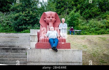 Stone Sphinx steht auf den Resten des alten Crystal Palace im Crystal Palace Park, Sydenham, London, UK Stockfoto