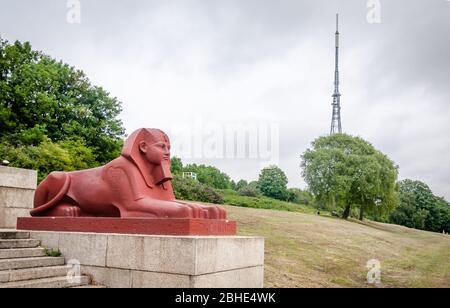 Stone Sphinx steht auf den Resten des alten Crystal Palace im Crystal Palace Park, Sydenham, London, UK Stockfoto