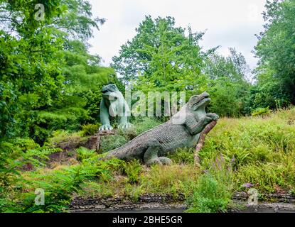 Dinosaurier-Modelle in Crystal Palace Park, London, England, Vereinigtes Königreich Stockfoto