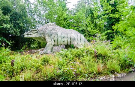 Dinosaurier-Modelle in Crystal Palace Park, London, England, Vereinigtes Königreich Stockfoto