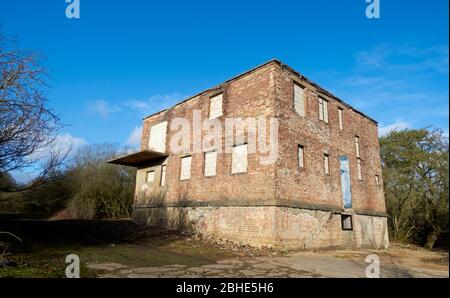 Der verwelkte Air Traffic Control Tower von RAF North Witham, einem ehemaligen Flugplatz aus dem Zweiten Weltkrieg, befindet sich in Twyford Wood, Lincolnshire, England. Stockfoto