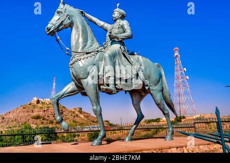 Statue von Maharaja Rao Jodha ji Gründer von Jodhpur in der Nähe von Jaswant Thada. Ein königliches Denkmal in Jodhpur von Maharaja Jaswant Singh. Stockfoto