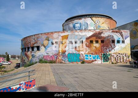 Straßenkunst des spanischen Künstlers El Niño de las Pinturas (alias Raul Ruiz) auf der Rückseite des Busbahnhofs in Sevilla, Andalusien, Spanien. Stockfoto