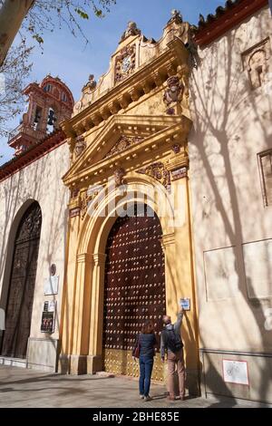 Ein Paar mittleren Alters, das die Kirche Santa María Magdalena, Sevilla, Spanien, besichtigen kann. Stockfoto