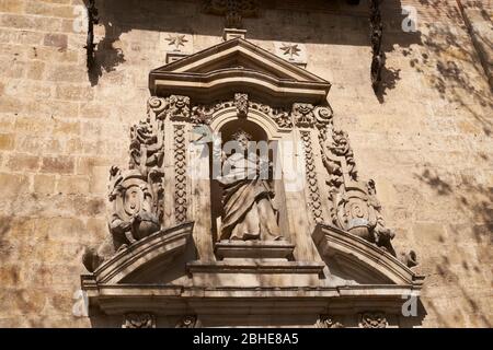 Steinschnitzereien über einem Eingang der Kirche Santa María Magdalena, Sevilla, Spanien. Stockfoto