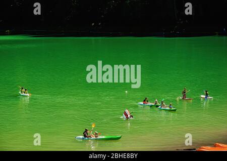 Montriond, Frankreich - 8. August 2019. Freizeitaktivitäten auf dem See von Montriond, natürlicher See in Portes du Soleil, Region Haute-Savoie, Frankreich Stockfoto