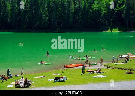 Montriond, Frankreich - 8. August 2019. Freizeitaktivitäten auf dem See von Montriond, natürlicher See in Portes du Soleil, Region Haute-Savoie, Frankreich Stockfoto