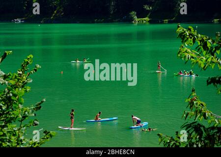 Montriond, Frankreich - 8. August 2019. Freizeitaktivitäten auf dem See von Montriond, natürlicher See in Portes du Soleil, Region Haute-Savoie, Frankreich Stockfoto