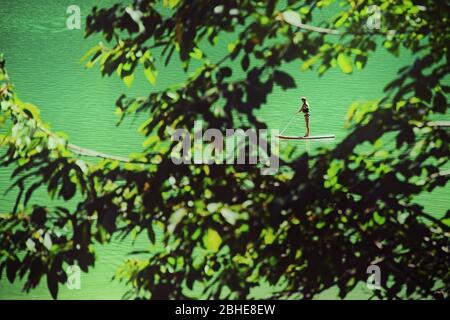 Freizeitaktivitäten auf dem See von Montriond, natürlichen See in Portes du Soleil, Haute - Savoie Region, Frankreich, eine Attraktion für viele Touristen. Stockfoto