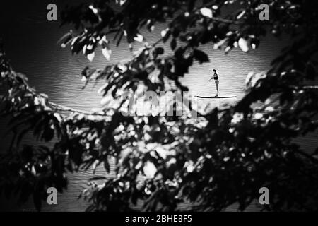 Freizeitaktivitäten auf dem See von Montriond, natürlichen See in Portes du Soleil, Haute - Savoie Region, Frankreich, eine Attraktion für viele Touristen. Stockfoto