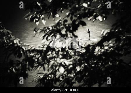 Freizeitaktivitäten auf dem See von Montriond, natürlichen See in Portes du Soleil, Haute - Savoie Region, Frankreich, eine Attraktion für viele Touristen. Stockfoto