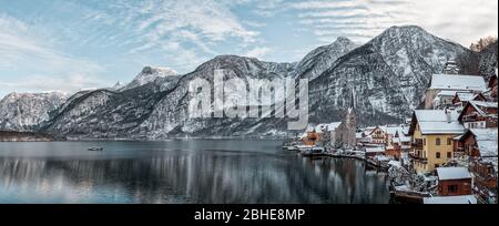 Ein Boot auf einem schneebedeckten Berg Stockfoto