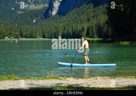 Freizeitaktivitäten auf dem See von Montriond, natürlichen See in Portes du Soleil, Haute - Savoie Region, Frankreich, eine Attraktion für viele Touristen. Stockfoto