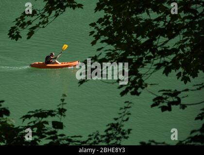 Freizeitaktivitäten auf dem See von Montriond, natürlichen See in Portes du Soleil, Haute - Savoie Region, Frankreich, eine Attraktion für viele Touristen. Stockfoto