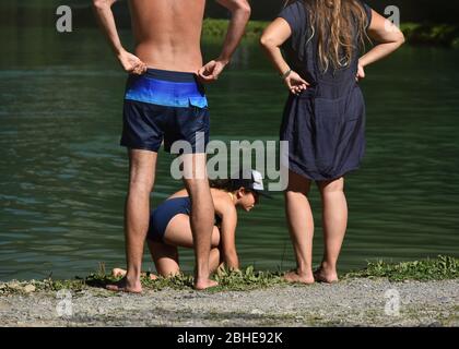 Montriond, Frankreich - 8. August 2019. Menschen am Ufer des Sees von Montriond, natürlicher See in Portes du Soleil, Region Haute-Savoie, Frankreich. Stockfoto