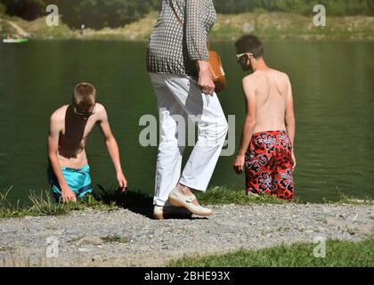 Montriond, Frankreich - 8. August 2019. Menschen am Ufer des Sees von Montriond, natürlicher See in Portes du Soleil, Region Haute-Savoie, Frankreich. Stockfoto