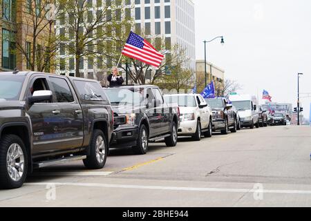 Wisconsiniten in Autos, Lastwagen und SUVs versammelten sich am Capitol of Wisconsin Grid, um die Straßen zu sperren, um gegen sicherere zu Hause zu protestieren Stockfoto