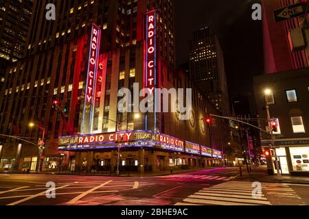 New York, Usa. April 2020. Leere Ecke, wo berühmte Radio City Music Hall während COVID-19 Pandemie (Foto: Lev Radin/Pacific Press/Sipa USA) Quelle: SIPA USA/Alamy Live News Stockfoto