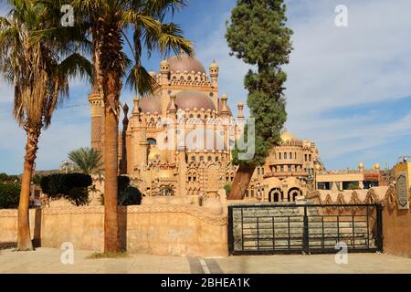 Ägypten, Sharm El Sheikh - 21. Dezember 2019: Al Sahaba Moschee in der Altstadt von Sharm El Sheikh. Wunderschöne moderne Moschee mitten in der Stadt Stockfoto