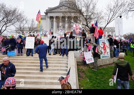 Wisconsiniten versammelten sich im Capitol of Wisconsin Protest gegen sicherere zu Hause Ordnung wegen der Coronavirus Pandemie, um den Staat wieder öffnen zu lassen. Stockfoto