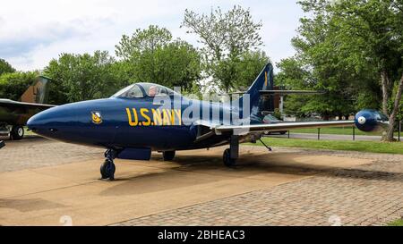 Koreanische Kriegszeit Grumman F9F-5 Panther Navy Kampfjet auf dem Display in Blue Angel Farben im Aviation Heritage Park, Bowling Green, Kentucky, USA Stockfoto